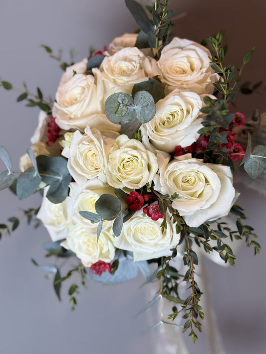Gorgeous Couples with Beautiful Bridal Bouquets