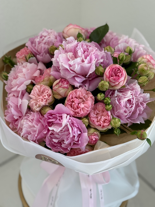 Spray garden roses, peonies image 1