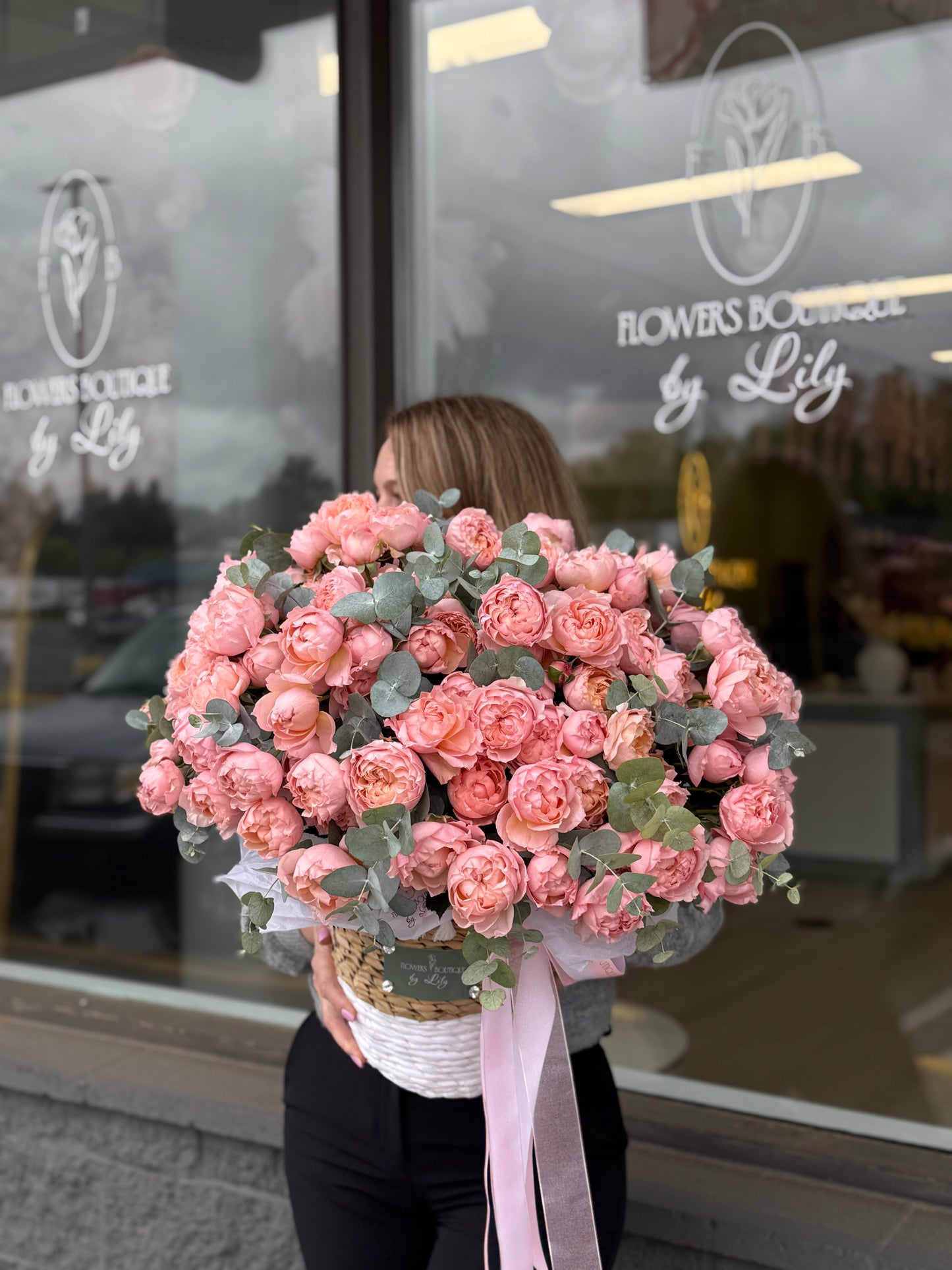 XLarge size Basket with garden spray roses Juliet