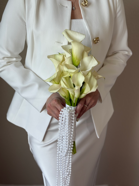 Delicate calla lilies image 0