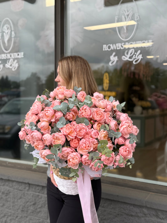 XLarge size Basket with garden spray roses Juliet