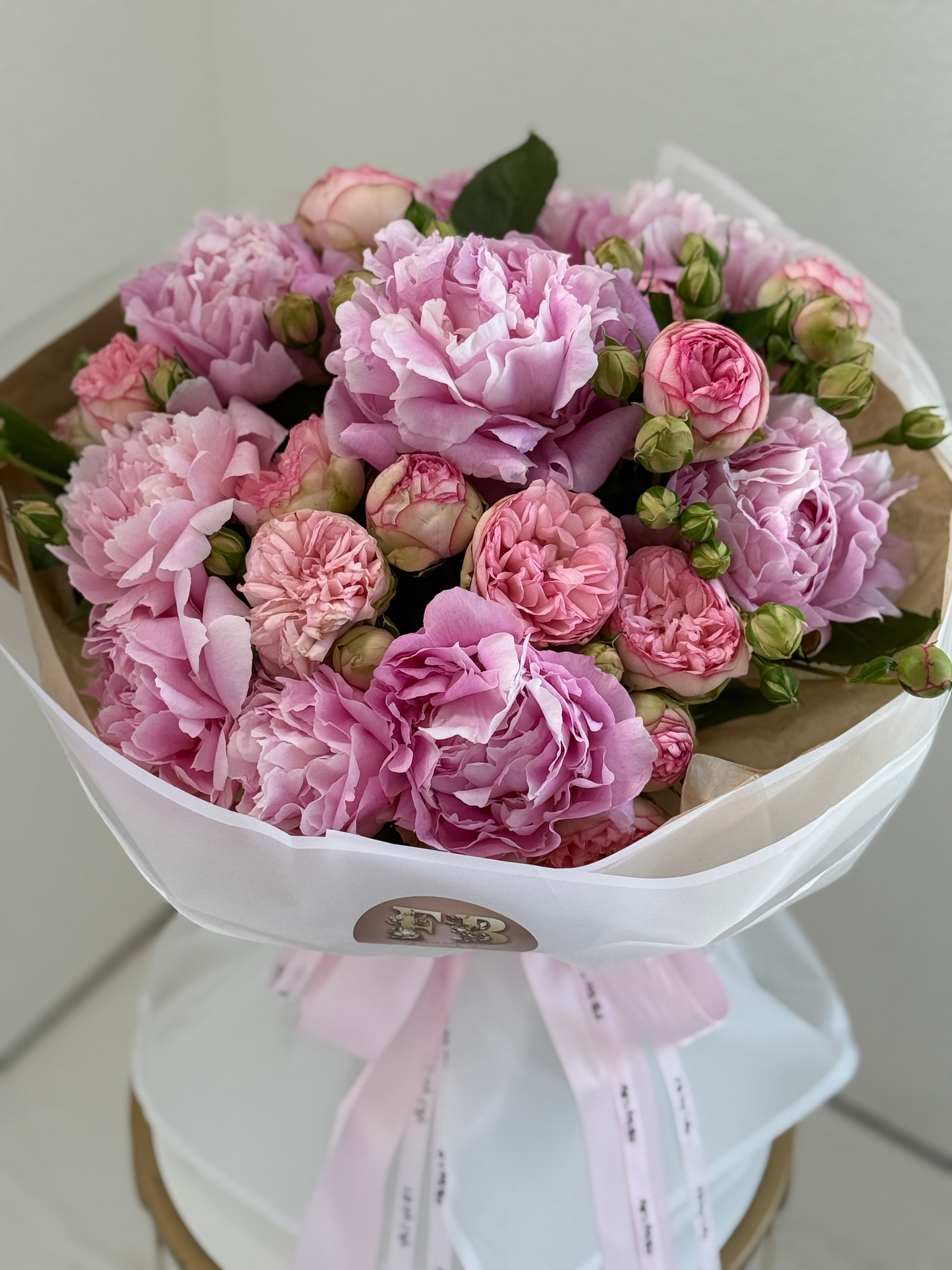 Spray garden roses, peonies image 0