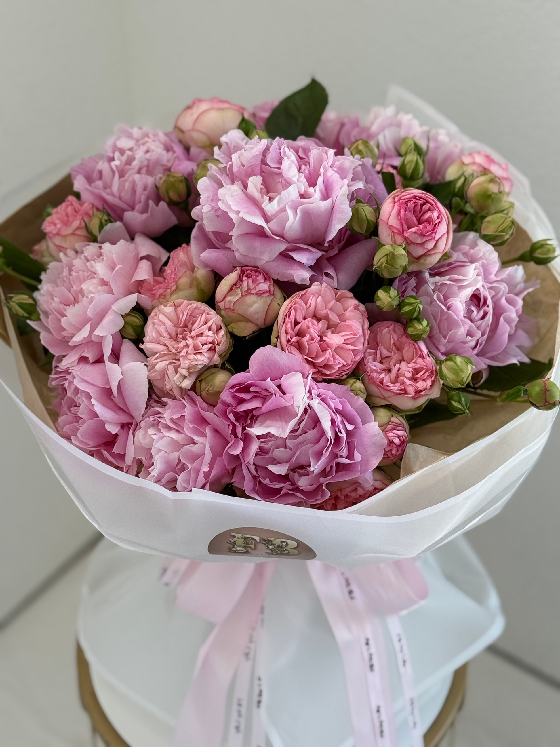 Spray garden roses, peonies image 0