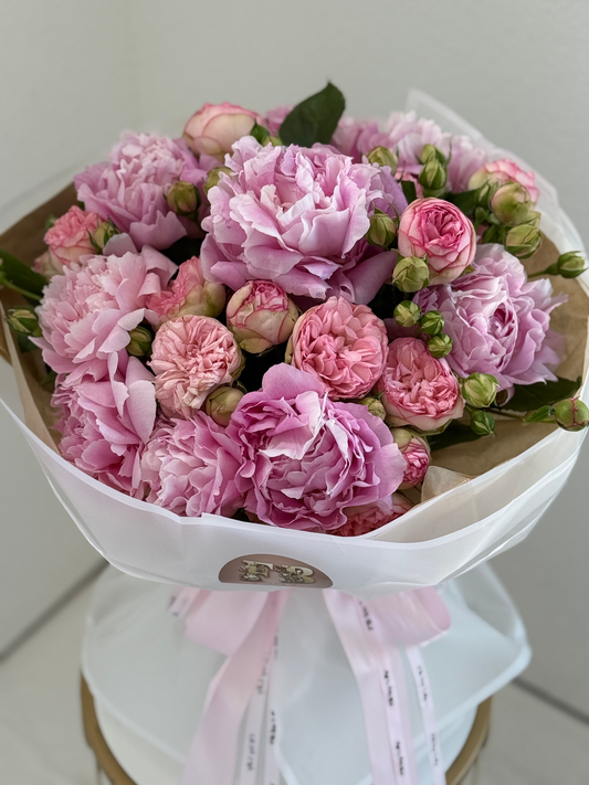 Spray garden roses, peonies image 0